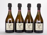 trois bouteilles de vin posées l'une à côté de l'autre sur une table