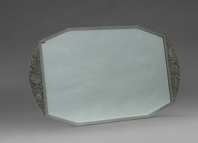 une assiette ancienne en argent, ornée d'un motif décoratif sur le bord