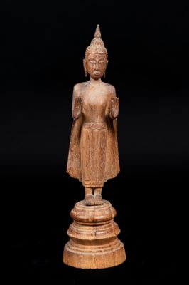 une image représentant une statue en bois de Bouddha sur fond noir