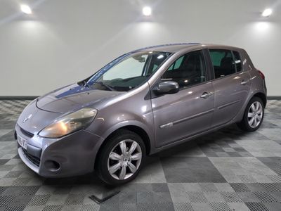 la photo d'une voiture argentée garée dans un garage