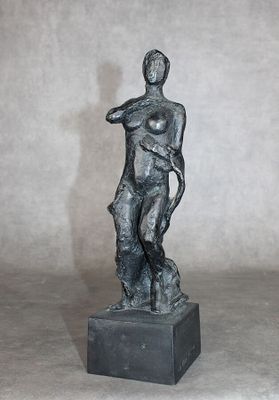 statue d'un homme tenant un arc, posée sur un socle dans une pièce
