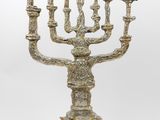 une image représentant une menorah en argent surmontée de cinq bougies