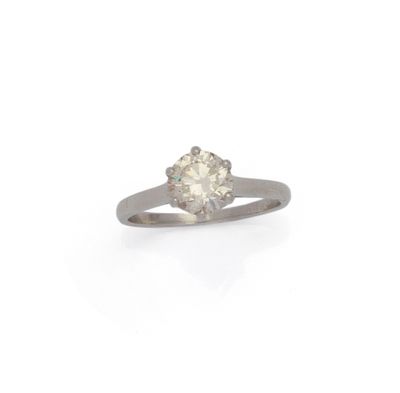 une bague sertie d'un diamant unique, en or blanc 18 carats