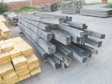 de nombreuses pièces de bois empilées les unes sur les autres