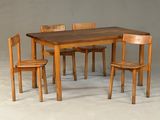 une table en bois entourée de quatre chaises
