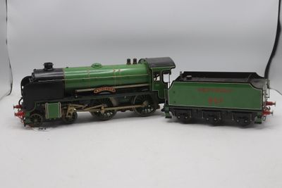 un train vert et noir sur un fond blanc
