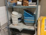 une cuisine avec beaucoup de vaisselle sur les étagères