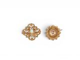 une paire de boucles d'oreilles en or ornées d'opales et de diamants