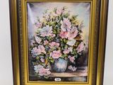peinture représentant un vase de fleurs posé sur une table, sur fond blanc