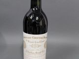 une bouteille de vin posée sur une table
