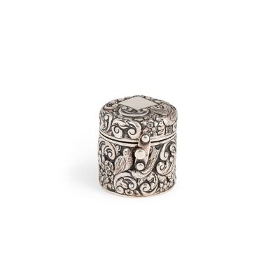 une petite boîte en argent ornée d'un motif élaboré