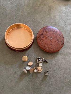 une image représentant une boîte en bois posée sur le sol