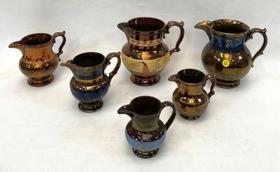 un ensemble de petits vases posés sur une table