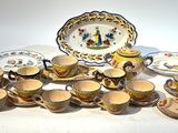 une table sur laquelle se trouvent de nombreuses tasses et soucoupes