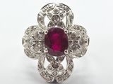 un gros plan d'une bague sertie d'un rubis