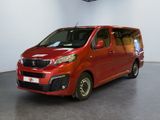 La petite camionnette rouge est garée dans une grande pièce.