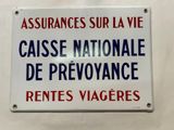 panneau apposé sur le mur d'un immeuble indiquant l'existence d'un régime national de prévoyance pour les rentes vagres