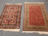 deux tapis orientaux à franges posés à même le sol
