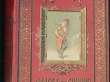 un vieux livre avec l'image d'un garçon vêtu d'une robe rouge
