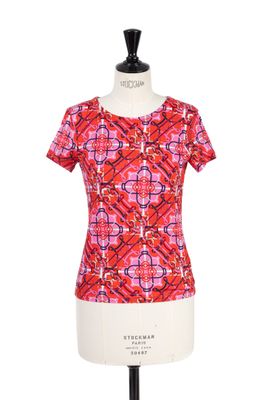 un haut rouge et rose sur un mannequin, un mannequin, un mannequin, un mannequin, un mannequin, un mannequin, un mannequin, un mannequin, un mannequin, un mannequin, un mannequin, un mannequin, un mannequin, un mannequin, un mannequin, un mannequin, un mannequin, un mannequin, un mannequin, un mannequin, un mannequin, un mannequin, un mannequin, un mannequin, un mannequin, un mannequin, un mannequin, un mannequin, un mannequin, un mannequin, un mannequin, un mannequin, un mannequin, un manne