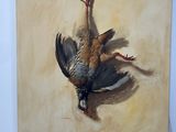un tableau représentant un oiseau mort accroché à un mur