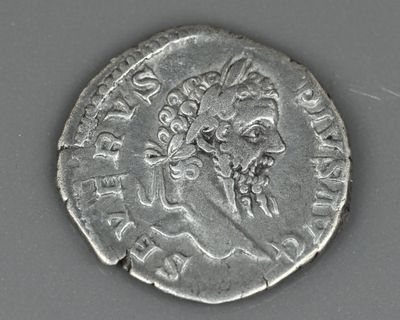 une vieille pièce d'argent sur laquelle figure l'effigie d'un homme
