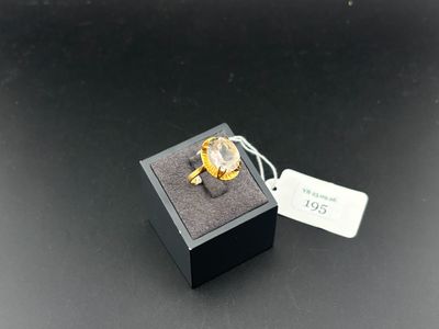 une petite boîte contenant une bague, posée sur une table