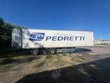 un camion semi-remorque garé dans un parking
