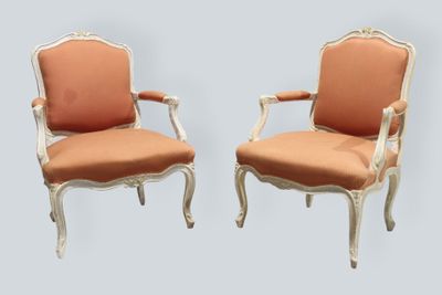 Paire de fauteuils à la reine en bois sculpté et rechampi, t…