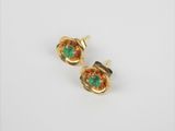 une paire de boucles d'oreilles ornées de pierres vertes et orange