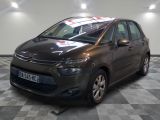 la voiture est garée dans le garage sur le sol en damier