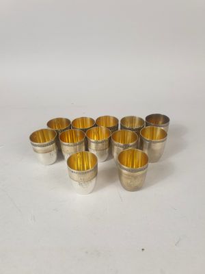six coupes en argent bordées d'or sur un fond blanc