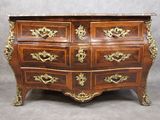 une image d'une commode en bois avec un plateau en marbre