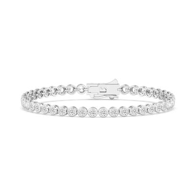 un bracelet en or blanc avec des diamants sur fond blanc