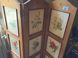un paravent orné de motifs floraux