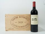 une bouteille de vin posée à côté d'une caisse en bois