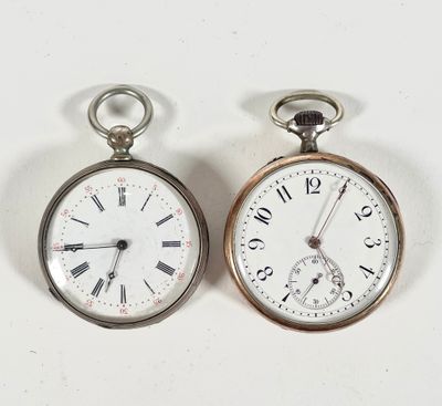 deux montres de poche en argent posées côte à côte sur une surface blanche