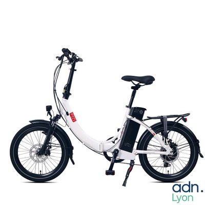 une image représentant un vélo électrique blanc et noir sur fond blanc