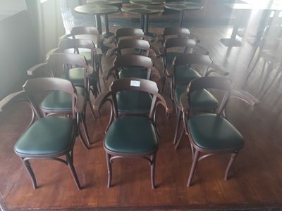 un grand nombre de chaises alignées dans une pièce