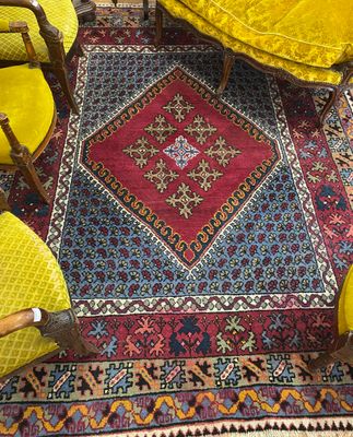 des chaises jaunes et un tapis dans une pièce où se trouve une chaise jaune