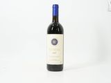 une bouteille de vin posée sur une table