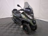 un scooter garé sur un sol à damier