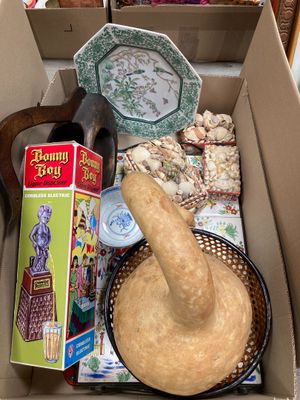 une boîte contenant un chapeau, un bol de céréales et d'autres objets