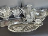 une table sur laquelle sont disposés de nombreux verres
