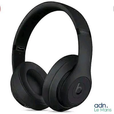 Les écouteurs Beats On-Ear sont noirs et intègrent un microphone.
