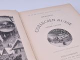 un livre ouvert à la page où figurent une ville et des gens