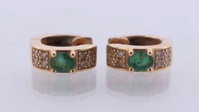 paire de boucles d'oreilles en or jaune 18 carats, ornées d'émeraudes et de diamants