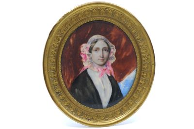 portrait d'une femme en robe noire avec un foulard rose