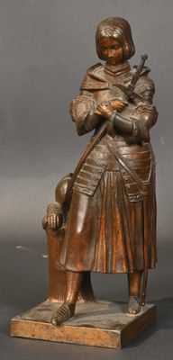 statue en bronze représentant une femme accompagnée d'un chien et d'un chat, posée sur un socle