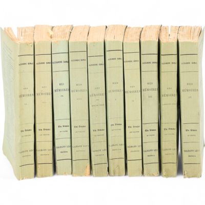 plusieurs livres sont empilés sur une surface blanche